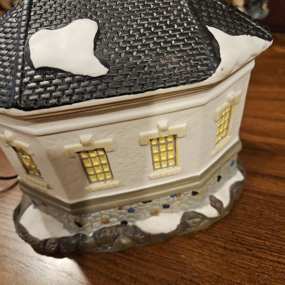 Black and White Lighthouse Accent - Picture 5 of 5